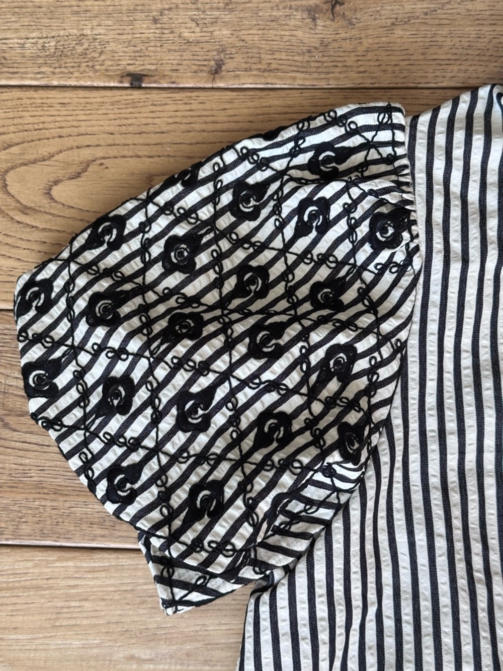 Entro Black and White Mixed Print Puff Sleeve Top size Small - Picture 6 of 10